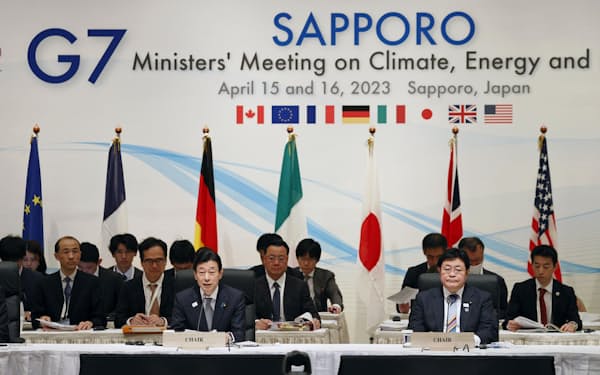 札幌市で15日に開幕したG7環境相会合であいさつする西村経産相（前列左、共同）
