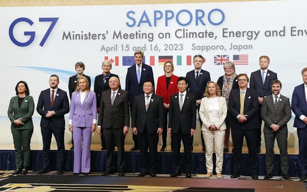 G7気候・エネルギー・環境相会合で、記念写真に納まる西村経産相（前列中央右）、西村環境相（同左）ら＝15日、札幌市