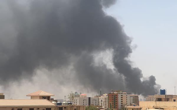 15日、スーダン・ハルツームで軍と民兵組織の戦闘により立ち上る煙＝ゲッティ共同