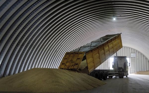 安価なウクライナ産穀物の流入にポーランドなどは危機感を強めていた（ウクライナ・キーウ州の穀物倉庫）＝ＡＰ