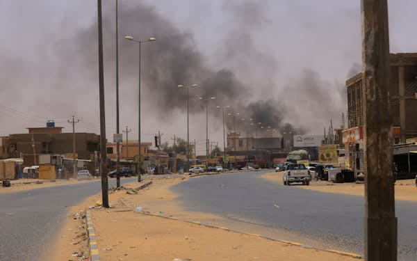 軍と民兵組織の衝突で上がる黒煙（15日、ハルツーム近郊）＝ロイター