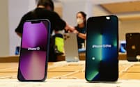 発売された新型スマートフォン「iPhone13」シリーズ(9月24日、東京都千代田区のアップル丸の内)