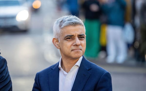 3月、ロンドンで開かれたイスラム教の断食月初日のイベントに参加したカーン市長=ロイター