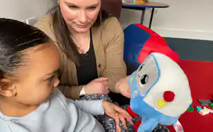 英ケンブリッジ大学の研究チームは、米キュリオのAIぬいぐるみで遊ぶ子供を観察した=同大教育学部提供 英ケンブリッジ大学の研究チームは、米キュリオのAIぬいぐるみで遊ぶ子供を観察した=同大教育学部提供