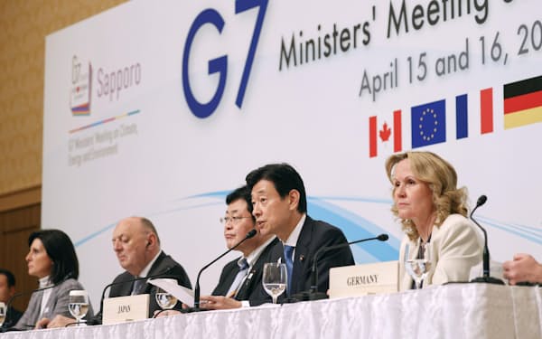 G7気候・エネルギー・環境相会合を終え、記者会見する西村経産相（右から2人目）。左隣は西村環境相（16日午後、札幌市）＝共同