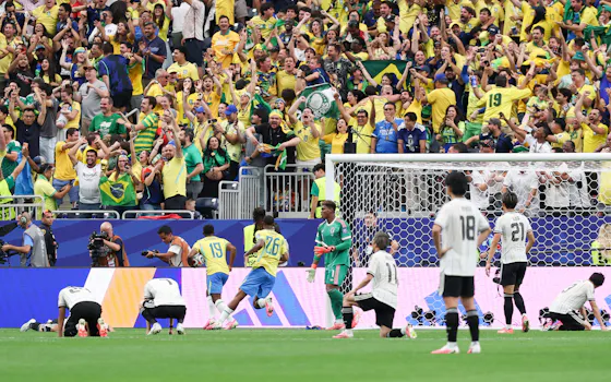 後半、ブラジルに逆転ゴールを決められ肩を落とすGK鈴木彩(右から5人目)ら日本イレブン 後半、ブラジルに逆転ゴールを決められ肩を落とすGK鈴木彩(右から5人目)ら日本イレブン