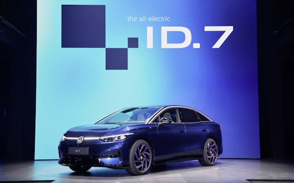 VWが上海モーターショーに合わせて公開した「ID.7」。同社初のセダン型EVとなる（17日）