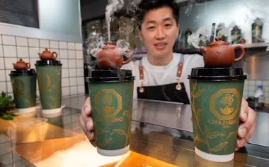 カップの上の茶器から煙が出るチャジャンのミルクティー(横浜市西区)