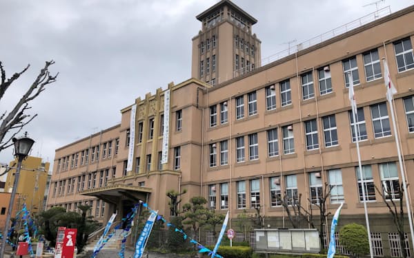 1936年に建てられた国登録有形文化財の大牟田市役所も産業都市の面影を伝える