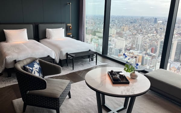 上層階にある高級ホテルの客室からは東京の街を一望できる
