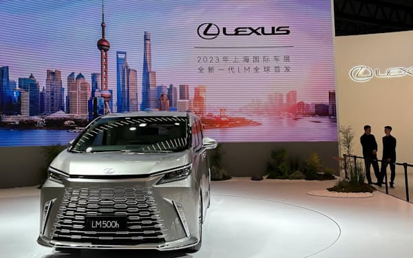 レクサス「ＬＭ」の新型車を初めて披露した（18日、上海市）