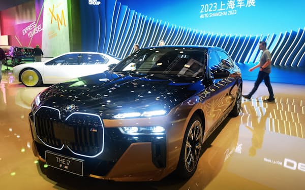 ＢＭＷが発表した新型ＥＶ「i７」（18日、上海市）