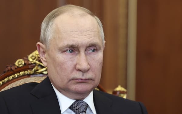 17日、モスクワで会議に参加するロシアのプーチン大統領=AP
