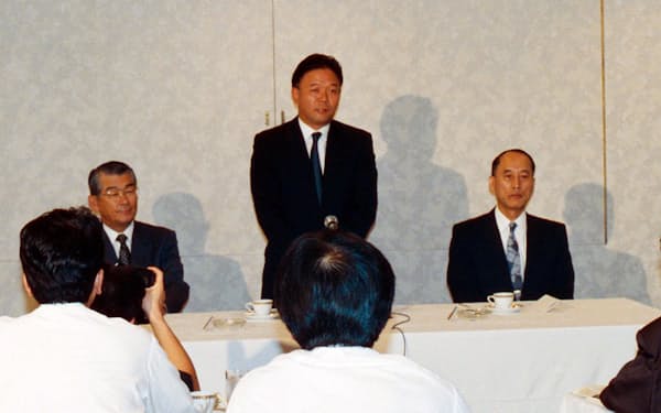 吉田工業の社長就任会見（中央が筆者、1993年７月）