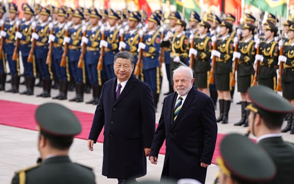 歓迎式典に参加するルラ大統領㊨と習国家主席（14日、北京）=ロイター