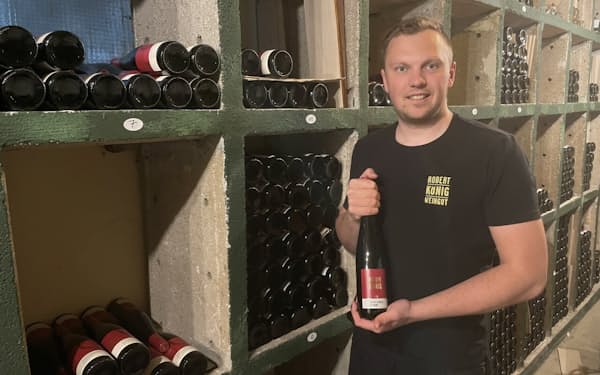 赤ワインを醸造するロバート・ケーニッヒ13代目オーナーのフィリップ・ケーニッヒさん（独西部アスマンスハウゼン）