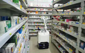 薬局で作業するロボット 薬局で作業するロボット