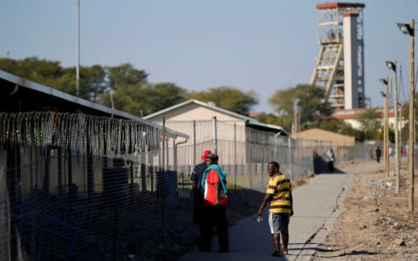 南アフリカでは停電が相次ぎ、白金の採掘や精製に影響が出ている＝ロイター