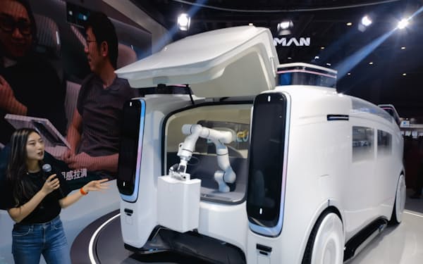 滴滴の無人車両「ディディ・ニューロン」は荷物を積み込むロボットを設置（19日、上海市）