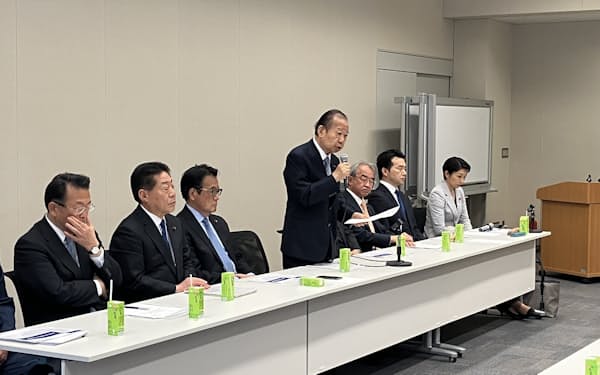 日中友好議員連盟の会長に就任した自民党の二階俊博元幹事長（右から４人目）