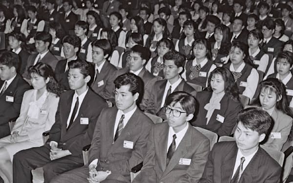 1991年３月、ダイエーグループの入社式に臨む新入社員。新卒一括採用は日本の経済成長を支えてきたが･･･
