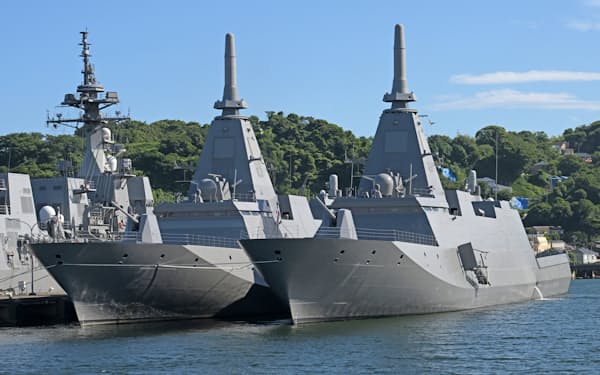 海上自衛隊横須賀基地に停泊する護衛艦「もがみ」と「くまの」