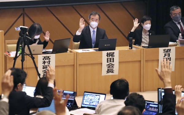 日本学術会議の総会で、政府に勧告を出すことに手を挙げて賛成する梶田隆章会長（中央）ら＝18日午後、東京都港区