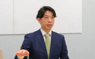 インタビューで話すライフネット生命の横沢淳平社長