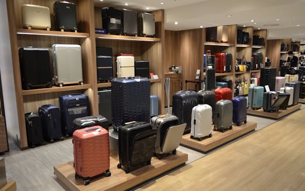 松屋銀座店では訪日外国人にスーツケースが売れている（東京都中央区）
