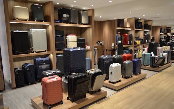 松屋銀座店では訪日外国人にスーツケースが売れている(東京都中央区)