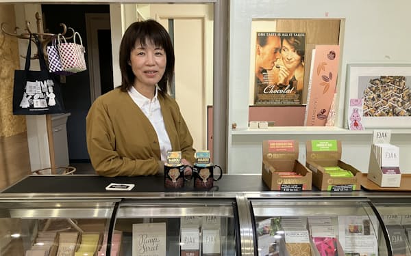 石井珠美さんは厳選した世界中のクラフトチョコレートの特徴を自らの体験から伝え顧客をつかむ（浜松市）