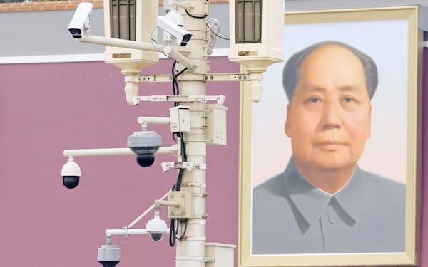 北京の天安門前に設置されている監視カメラ。奥は毛沢東の肖像画（17日）＝共同