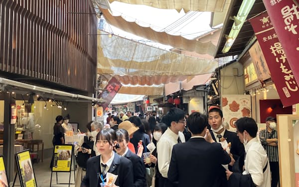 修学旅行生や外国人観光客で混み合う宮島の商店街