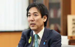 日本経済新聞の単独インタビューに答える城内実経済財政相(2日、内閣府) 日本経済新聞の単独インタビューに答える城内実経済財政相(2日、内閣府)