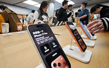 アップルストアでiPhoneを手に取る人たち(中国・北京)