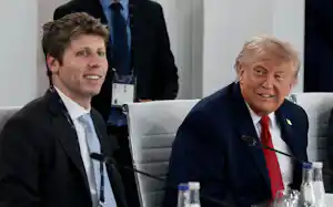 G7サミット関連の昼食会でのオープンAIのサム・アルトマン最高経営責任者㊧とトランプ大統領(6月、仏エビアン)=ロイター G7サミット関連の昼食会でのオープンAIのサム・アルトマン最高経営責任者㊧とトランプ大統領(6月、仏エビアン)=ロイター