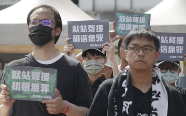 香港国安法違反容疑で多数の民主派活動家が逮捕された（16日、台湾でデモを行う香港の活動家）＝ＡＰ