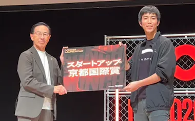 IVSのピッチコンテストで優勝したスペースクオーターズの高橋COO㊨と京都府の西脇隆俊知事(3日、京都市)