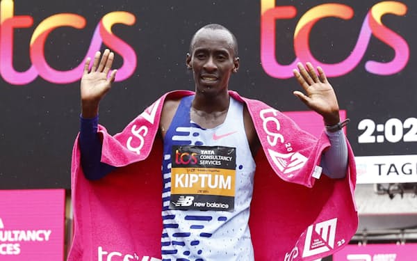 ロンドン・マラソンの男子で優勝したケルビン・キプタム（23日）＝ロイター