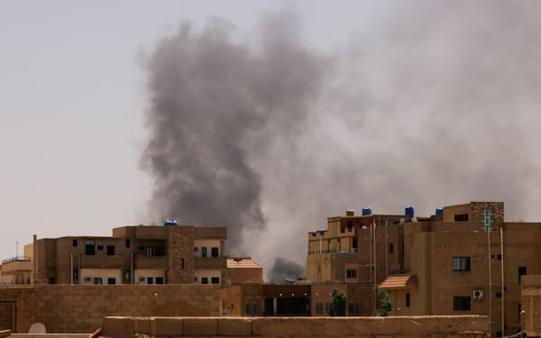 スーダン軍と準軍事組織の衝突は10日目に（22日、ハルツーム）＝ロイター