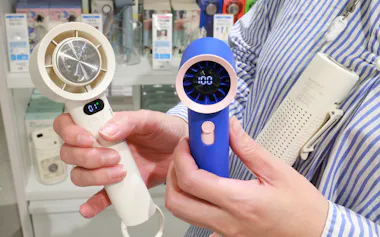 暑さ対策グッズの定番となったハンディファンも進化している=藤澤 卓也撮影