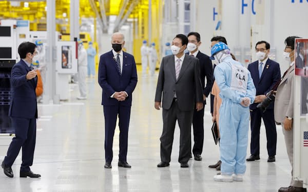 バイデン氏は訪韓時、真っ先にサムスンの半導体工場を訪れた（2022年5月）