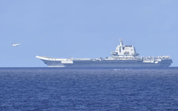 太平洋で戦闘機やヘリコプターの発着艦が確認された中国海軍の空母「山東」（防衛省統合幕僚監部提供）