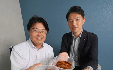 「うなぎもどき」を試食するUmios(ウミオス)の小林さん㊧と上山さん