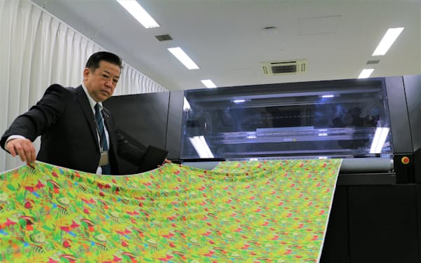 京セラのデジタル捺染機は幅２メートルの布に細かなデザインを施すことができる（大阪市）