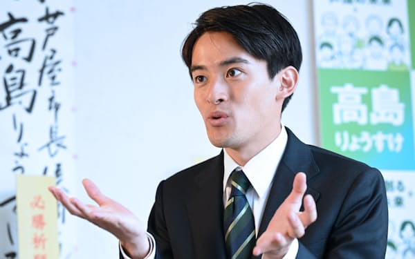 兵庫県芦屋市長選で初当選し、インタビューに答える高島崚輔氏（25日）