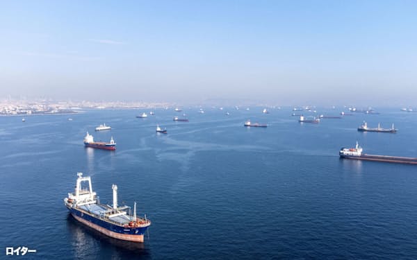 ウクライナ産の穀物を運ぶ船が通過する黒海海上の「穀物回廊」の合意延長を巡る懸念が強まっている=ロイター