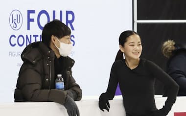 今年2月の四大陸選手権の公式練習で中庭健介コーチ㊧と話す渡辺。「先生と出会ってスケートへの気持ちは変わった」という=共同
