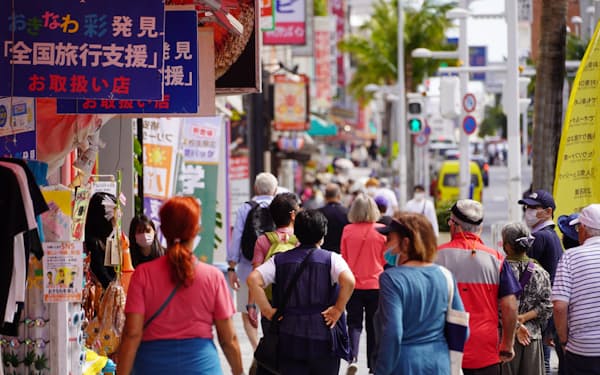 沖縄県内の観光地では外国人観光客の姿も目立つようになってきた（3月、那覇市）