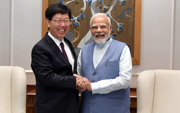 鴻海（ホンハイ）精密工業の経営トップの劉董事長は2月、インドでモディ首相と会談し、積極投資を表明した＝同社提供